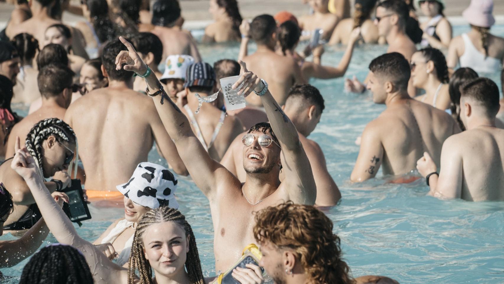 Jóvenes disfrutan de una fiesta acuática en el Arenal Sound. 