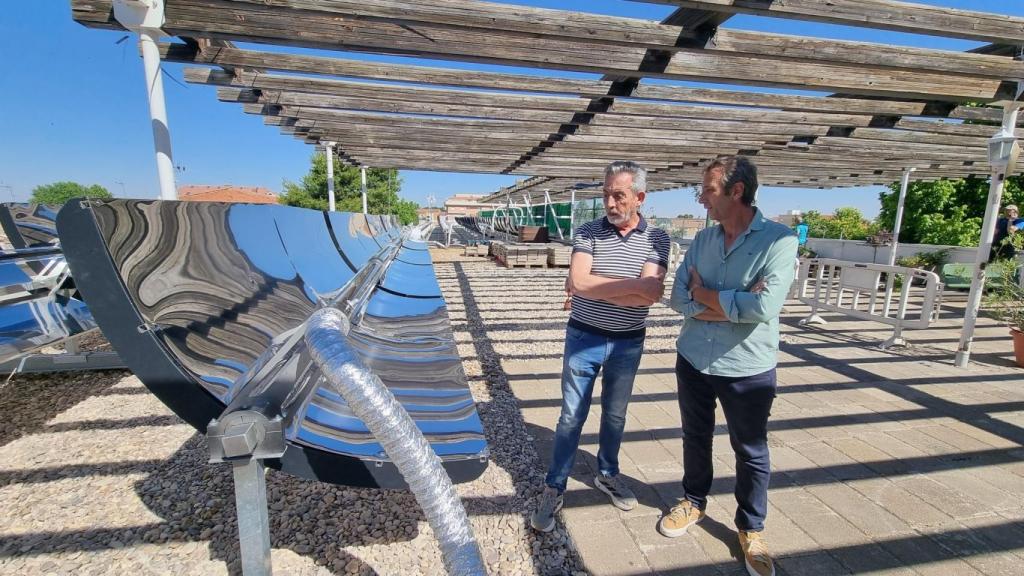 Instalación de mini captadores solares de CEX Eco Energy en la piscina municipal de Valdepeñas