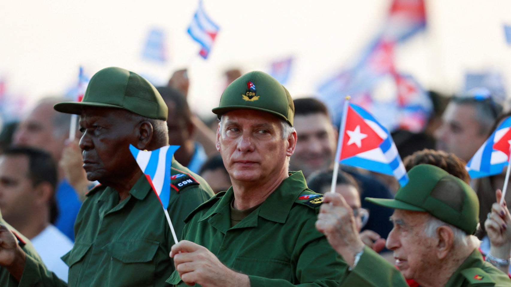 El presidente de Cuba, Miguel Díaz-Canel, asiste a una manifestación convocada por las autoridades cubanas para protestar contra las políticas de Estados Unidos hacia la isla, incluida la imputación del expresidente, en La Habana.