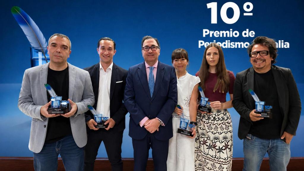 Los finalistas del Premio Aqualia de Periodismo posando con Santiago Lafuente, CEO de Aqualia (c), y la ganadora Celia Lafuente, de COPE Extremadura.