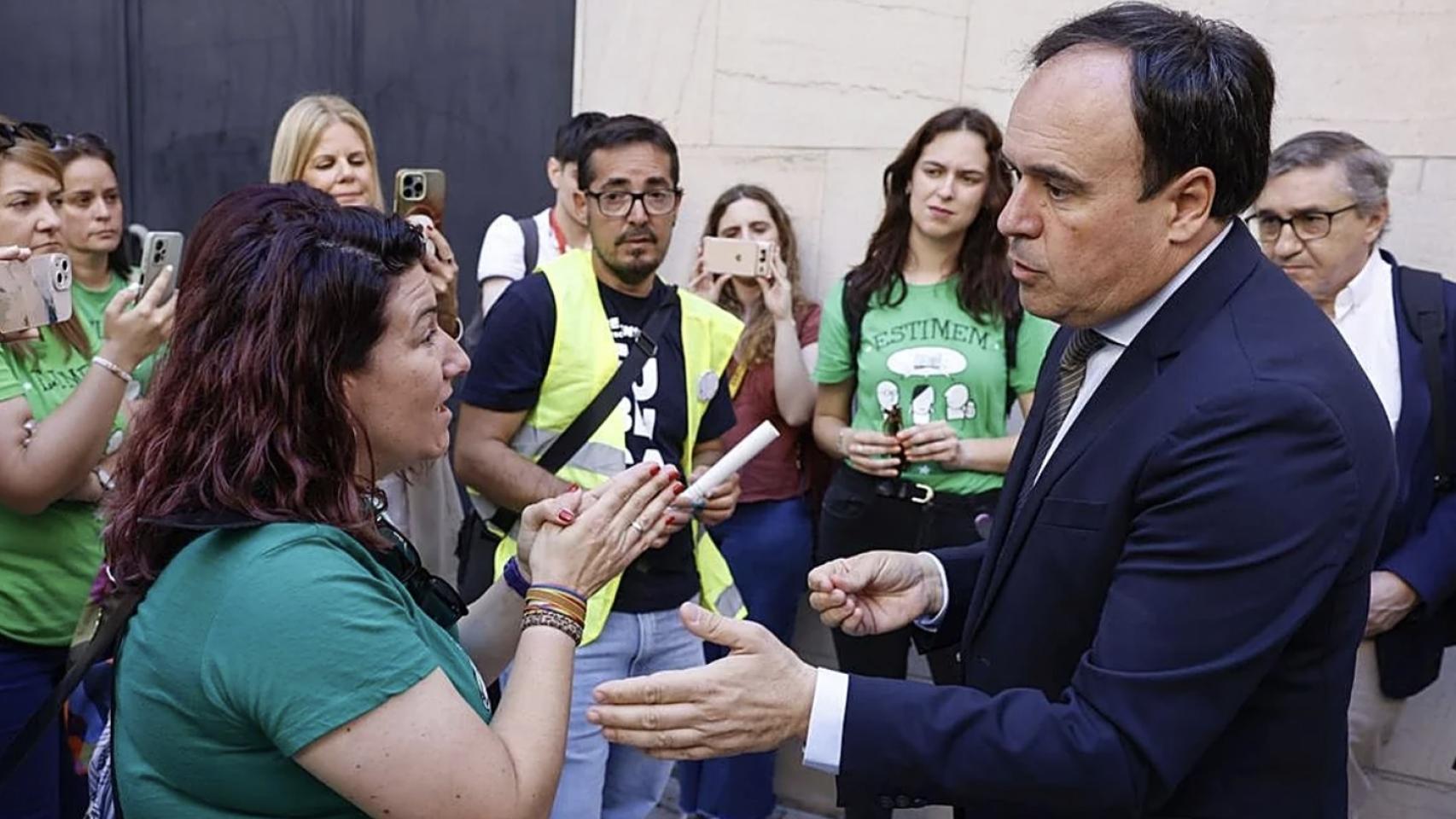 Juanfran Pérez Llorca habla con una profesora durante la huelga educativa. Rober Solsona / EP