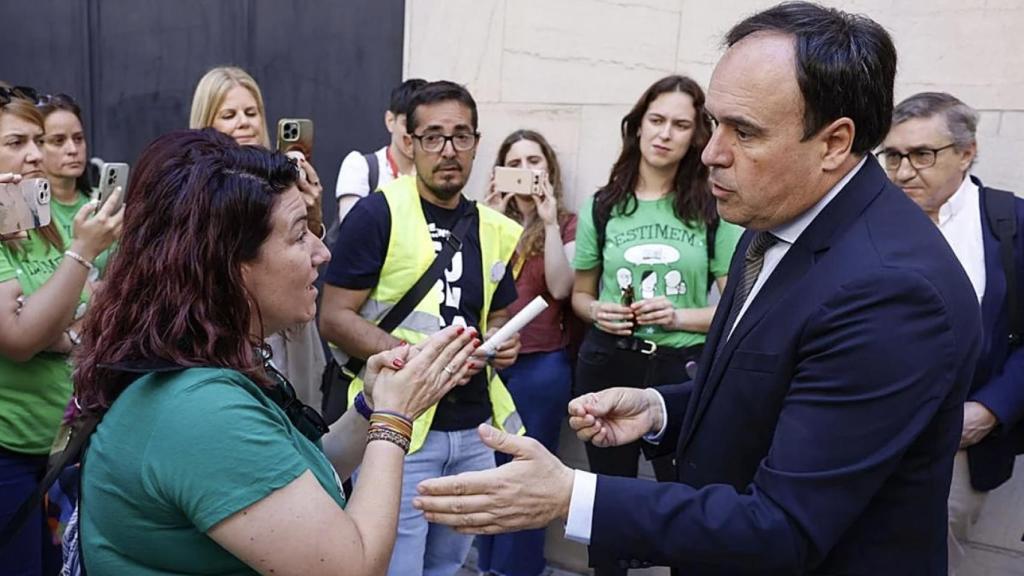 Juanfran Pérez Llorca habla con una profesora durante la huelga educativa. Rober Solsona / EP