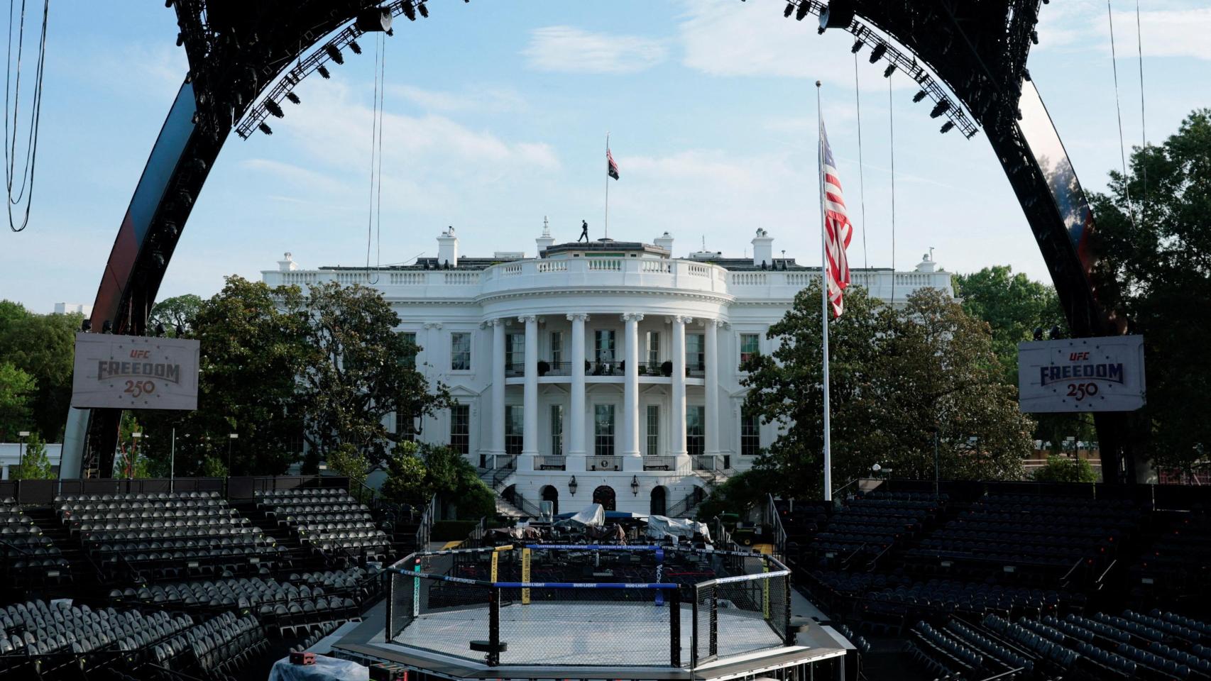 El escenario del evento UFC Freedom 250 en el Jardín Sur de la Casa Blanca.