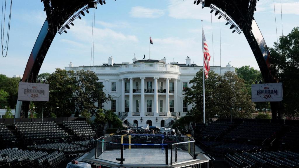 El escenario del evento UFC Freedom 250 en el Jardín Sur de la Casa Blanca.