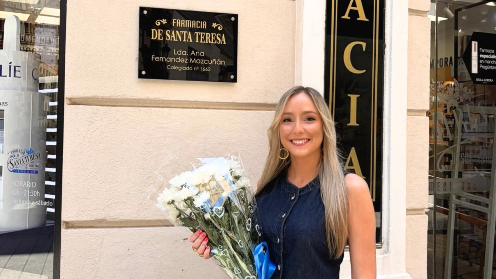 Ana Fernández posando en la farmacia de Santa Teresa de Albacete.