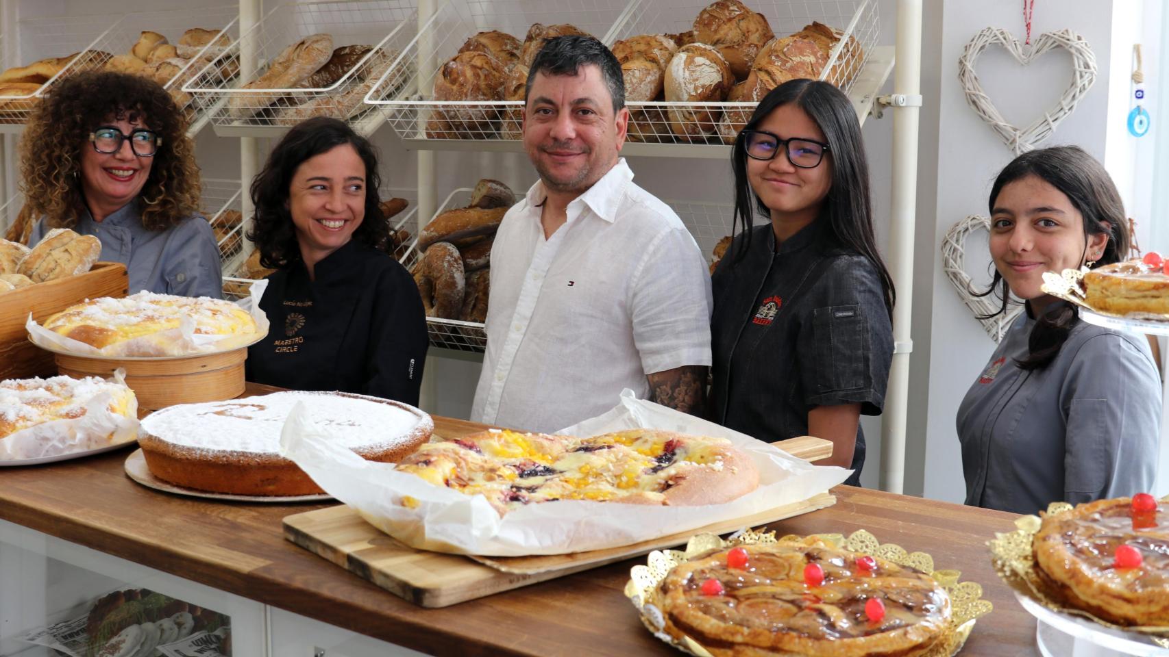 Varias generaciones de San Isidro Bakery