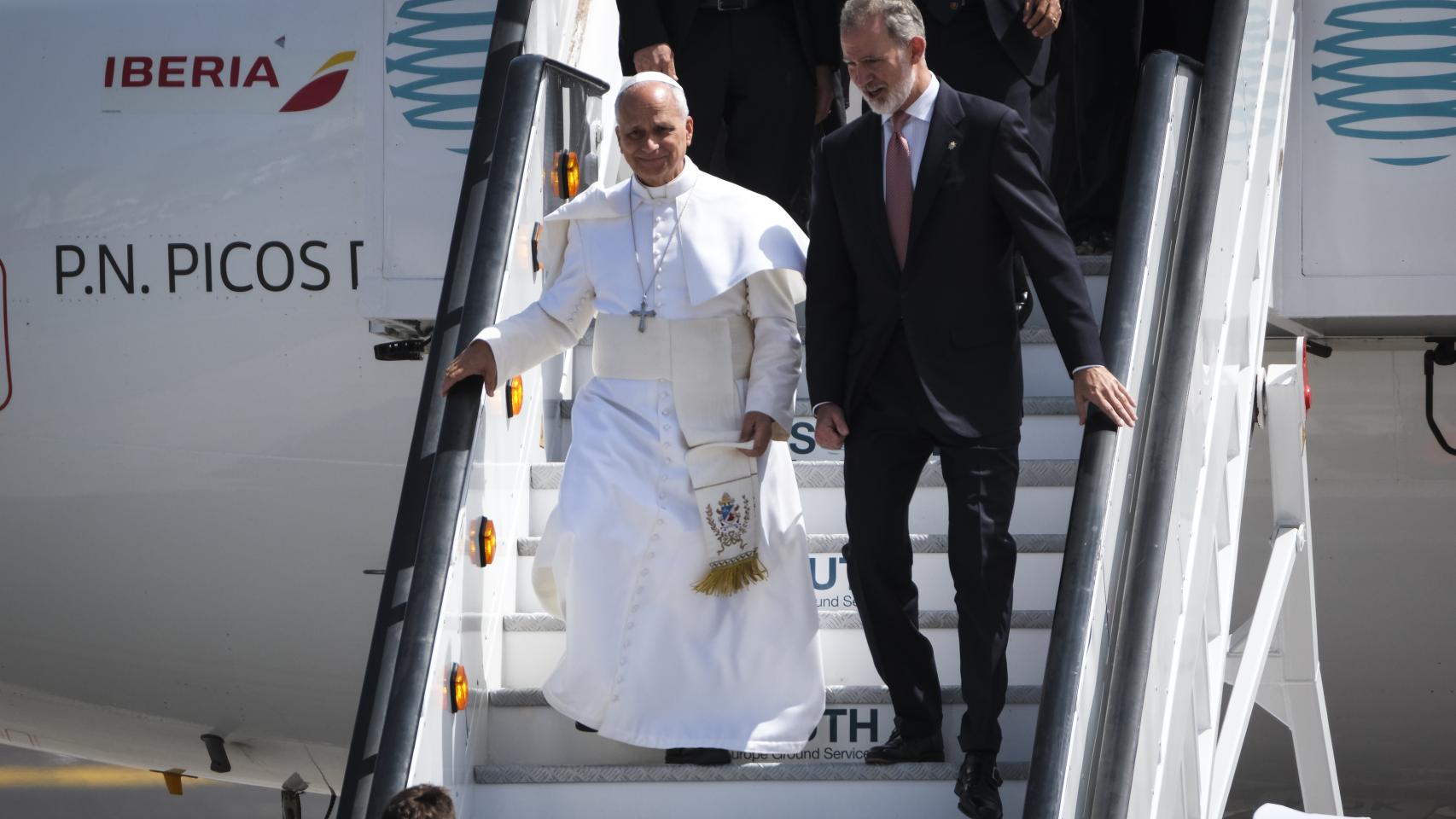 Visita del Papa León XIV a España, en directo | El Papa León XIV regresará a Roma en un avión Falcon español ofrecido por el Rey