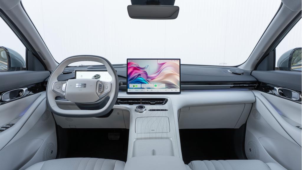 Interior del Geely E5.