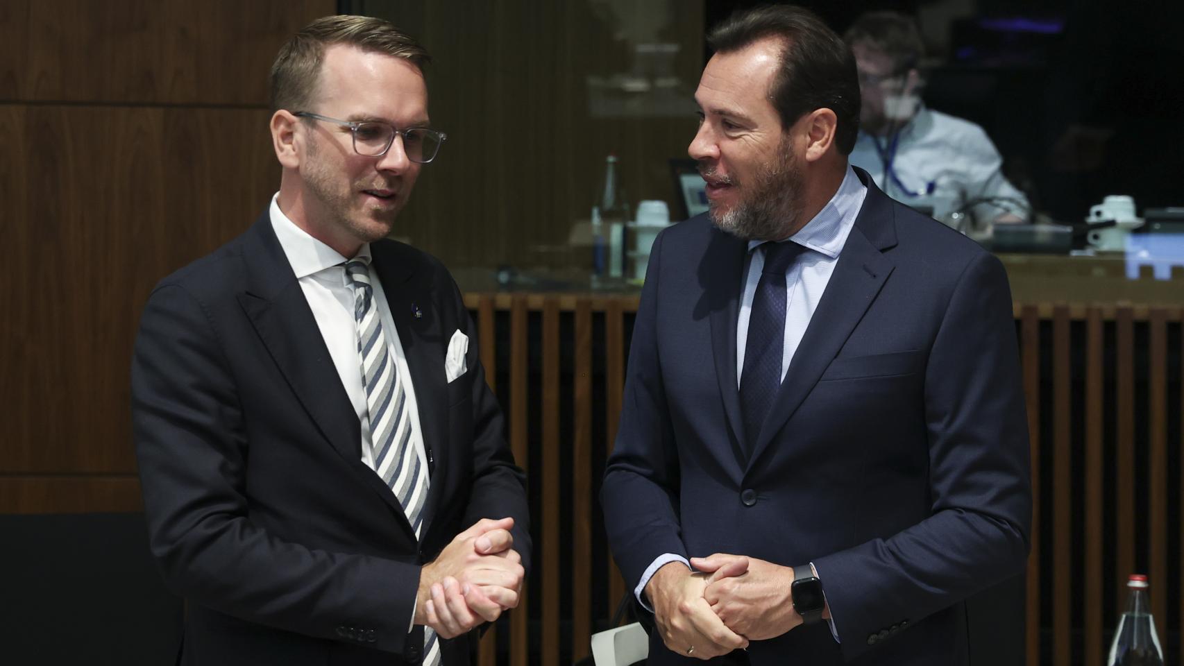 El ministro Óscar Puente conversa con su homólogo sueco durante el Consejo de Transportes de la UE del 8 de junio en Luxemburgo