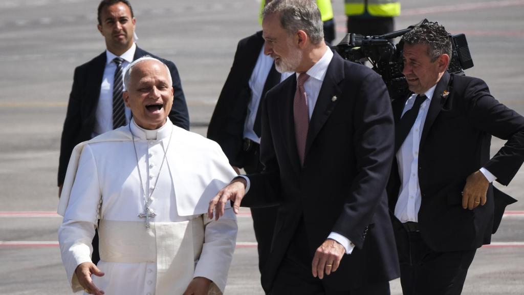 El papa León XIV y el rey Felipe VI descienden del avión que debería trasladar al pontífice a Roma tras su viaje de siete días a España por problemas técnicos que impiden su despegue del aeropuerto de Los Rodeos. 