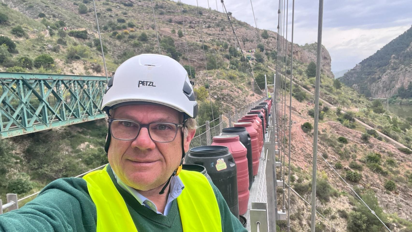 El ingeniero Ángel García Vidal sobre el puente el día que pusieron 21.000 kilos de peso para probar la carga. 