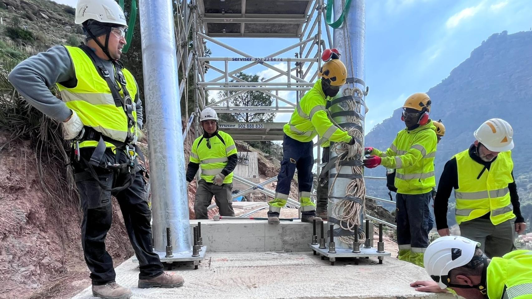 Un momento de la obra del puente colgante en Málaga. 