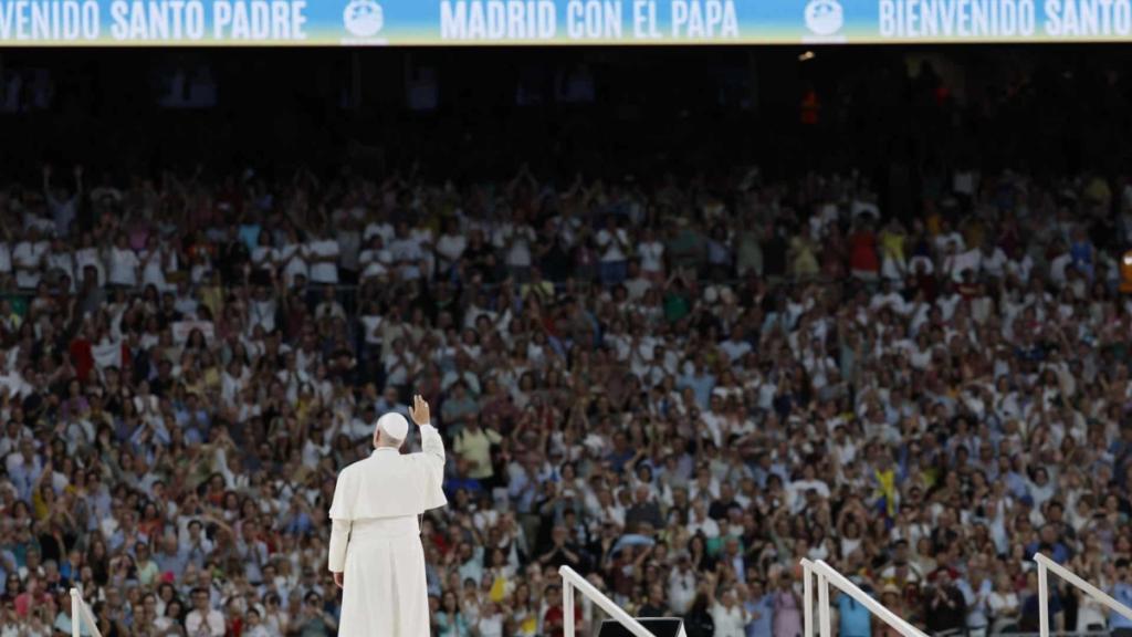 El papa León XIV, durante su visita, en el estadio Santiago Barnabéu.