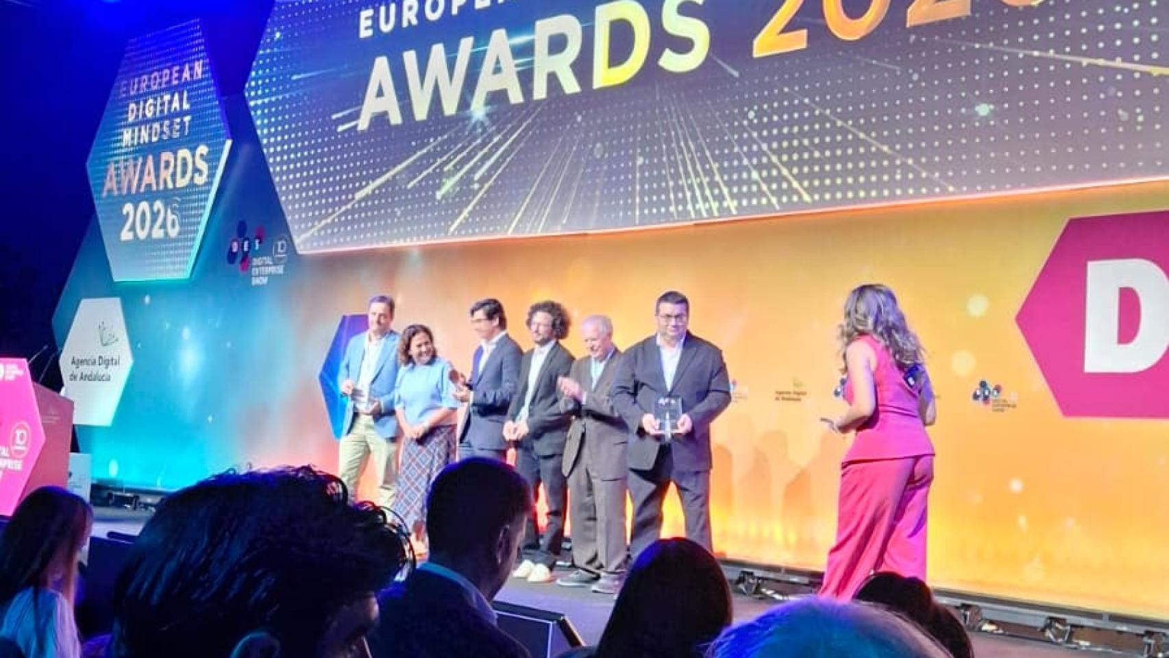 Momento de la entrega del premio. 