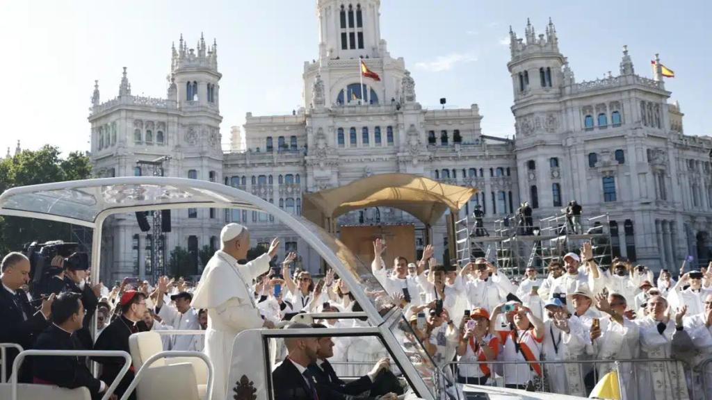 El Papa, saludando a su llegada a la plaza de Cibel, en Madrid.