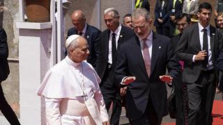 El Papa y el Rey en el terminal de Tenerife Norte.