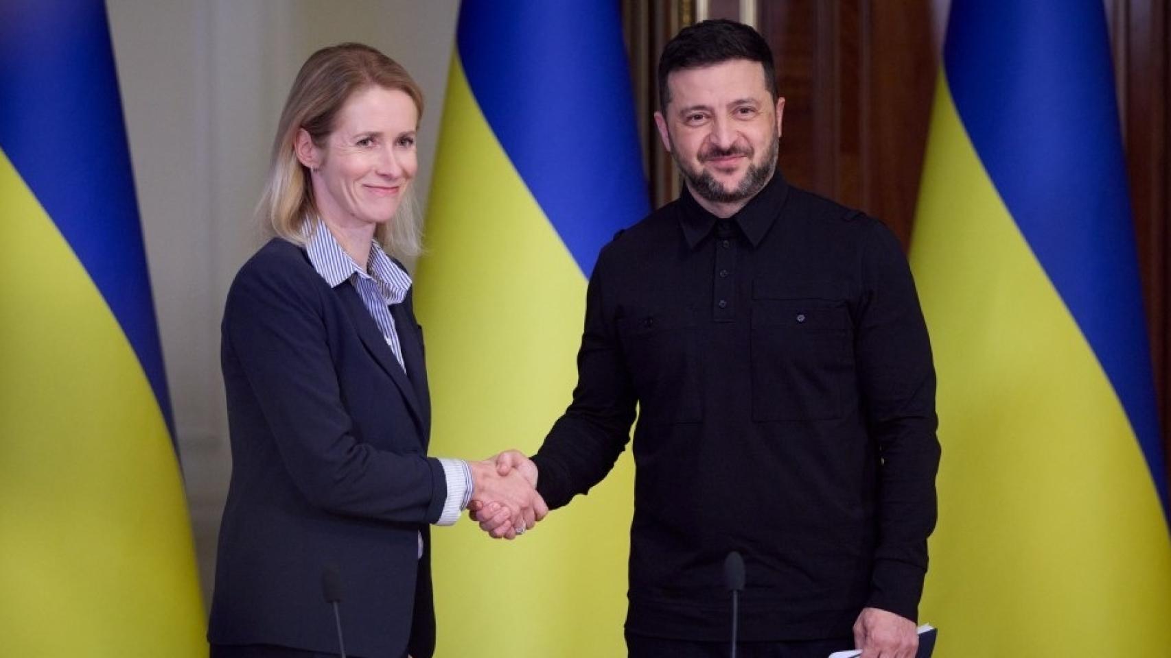La alta representante de la Unión Europea para la Política Exterior, Kaja Kallas, con el presidente de Ucrania, Volodimir Zelenski.