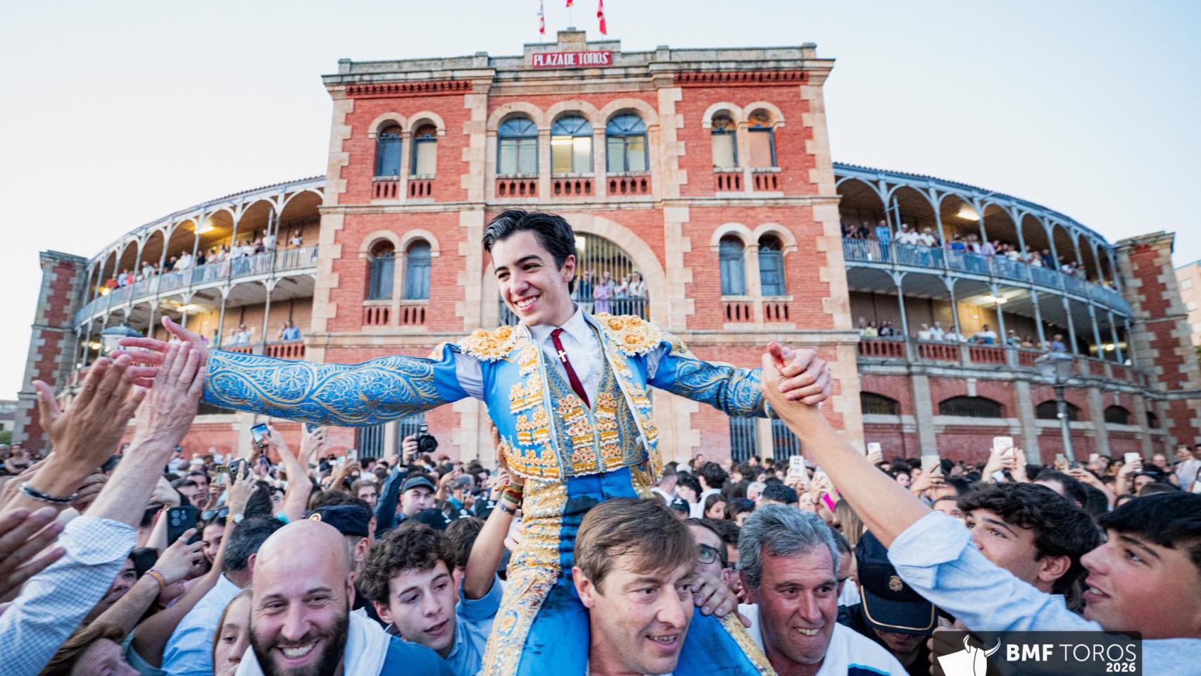 Marco Pérez a su salida por la Puerta Grande de La Glorieta tras la tarde de hoy.