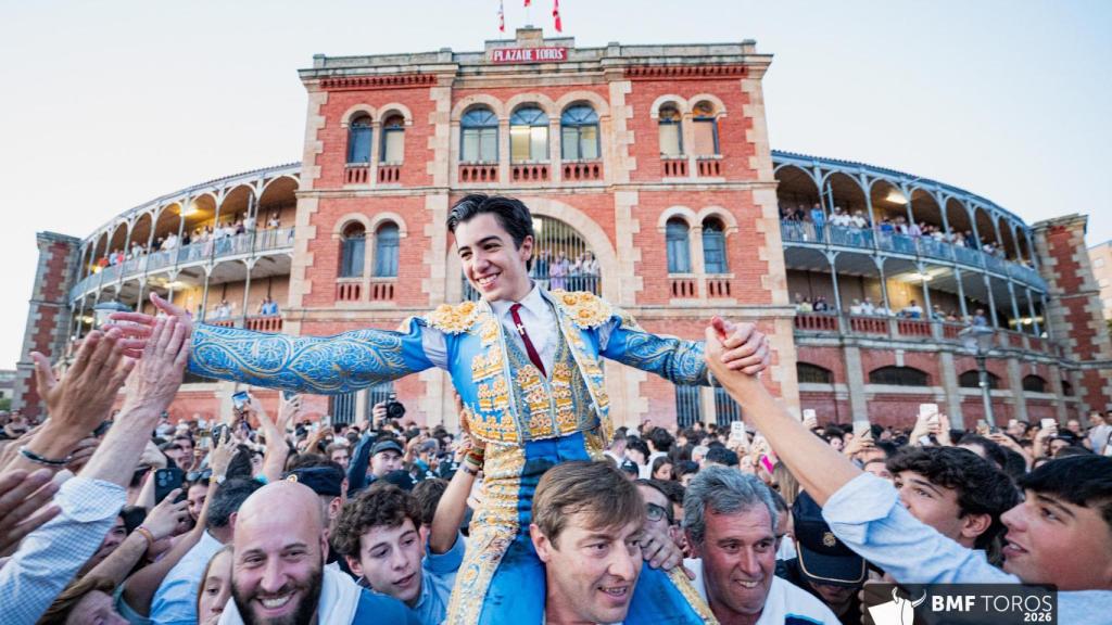 Marco Pérez a su salida por la Puerta Grande de La Glorieta tras la tarde de hoy.