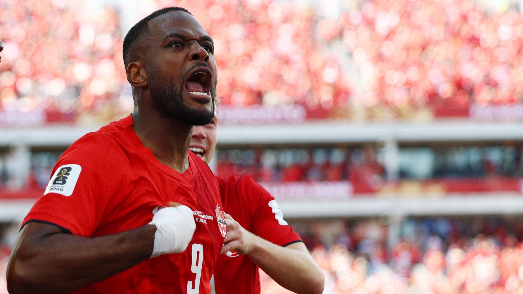 Larin celebra su gol con Canadá.