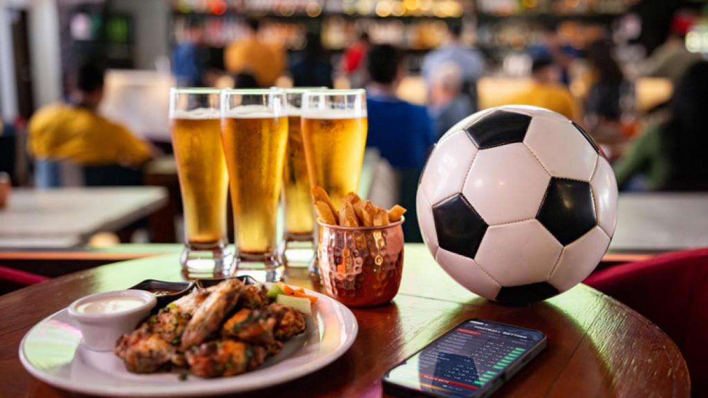 Alitas y cerveza, como punto de partida en la mesa del Mundial. 