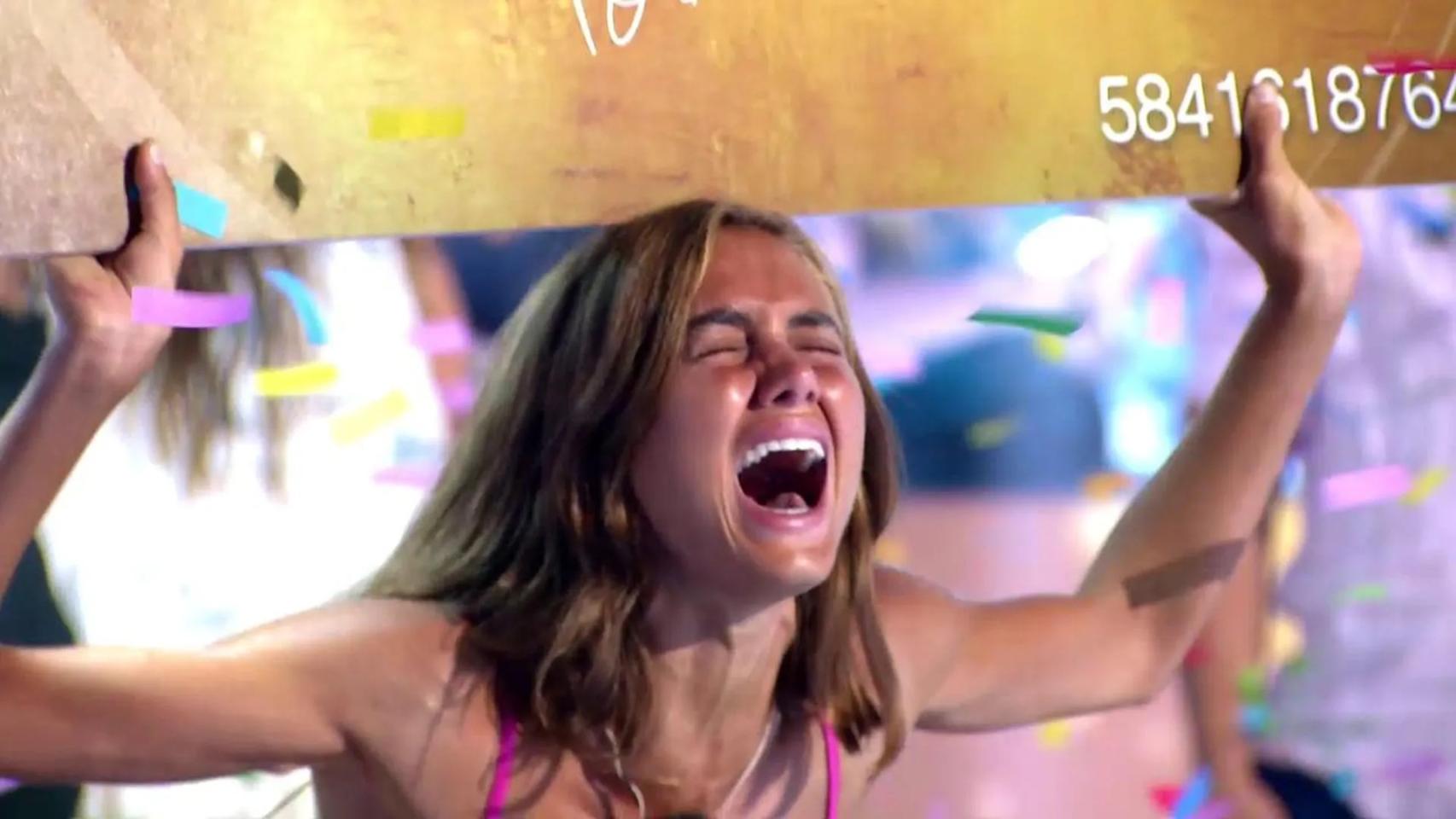 Maica Benedicto sostiene el cheque de 200.000 euros tras ganar 'Supervivientes 2026'.
