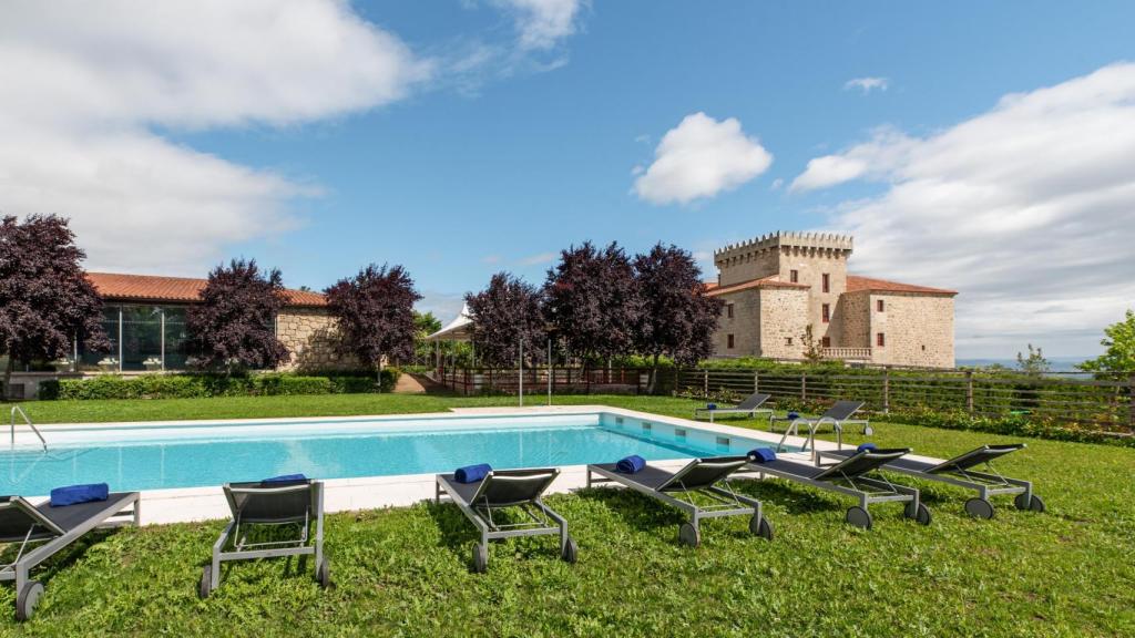 Piscina exterior y jardines del Pazo de Sober.