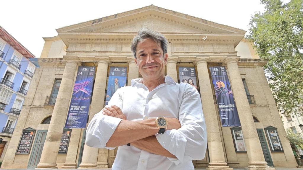 El director Fran Maestre ante el Teatro Principal de Alicante donde dirigirá a la OJPA.