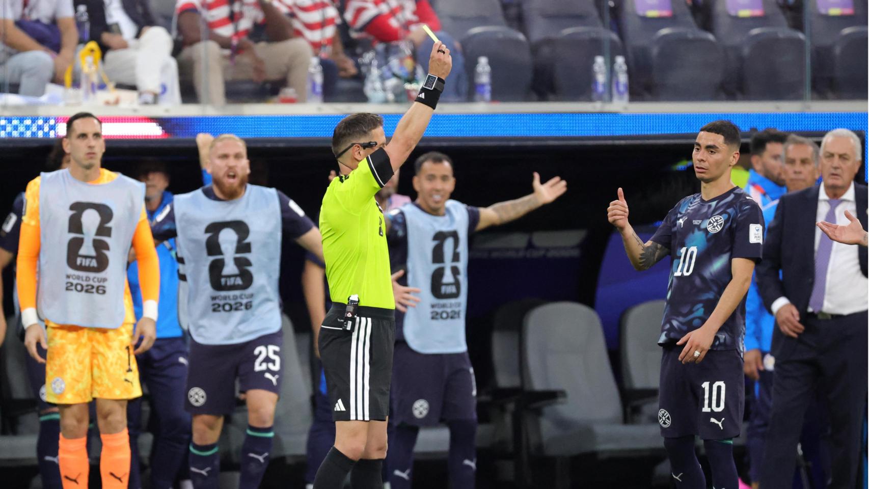 El árbitro Danny Makkelie le muestra la tarjeta amarilla a Miguel Almirón tras la revisión del VAR.