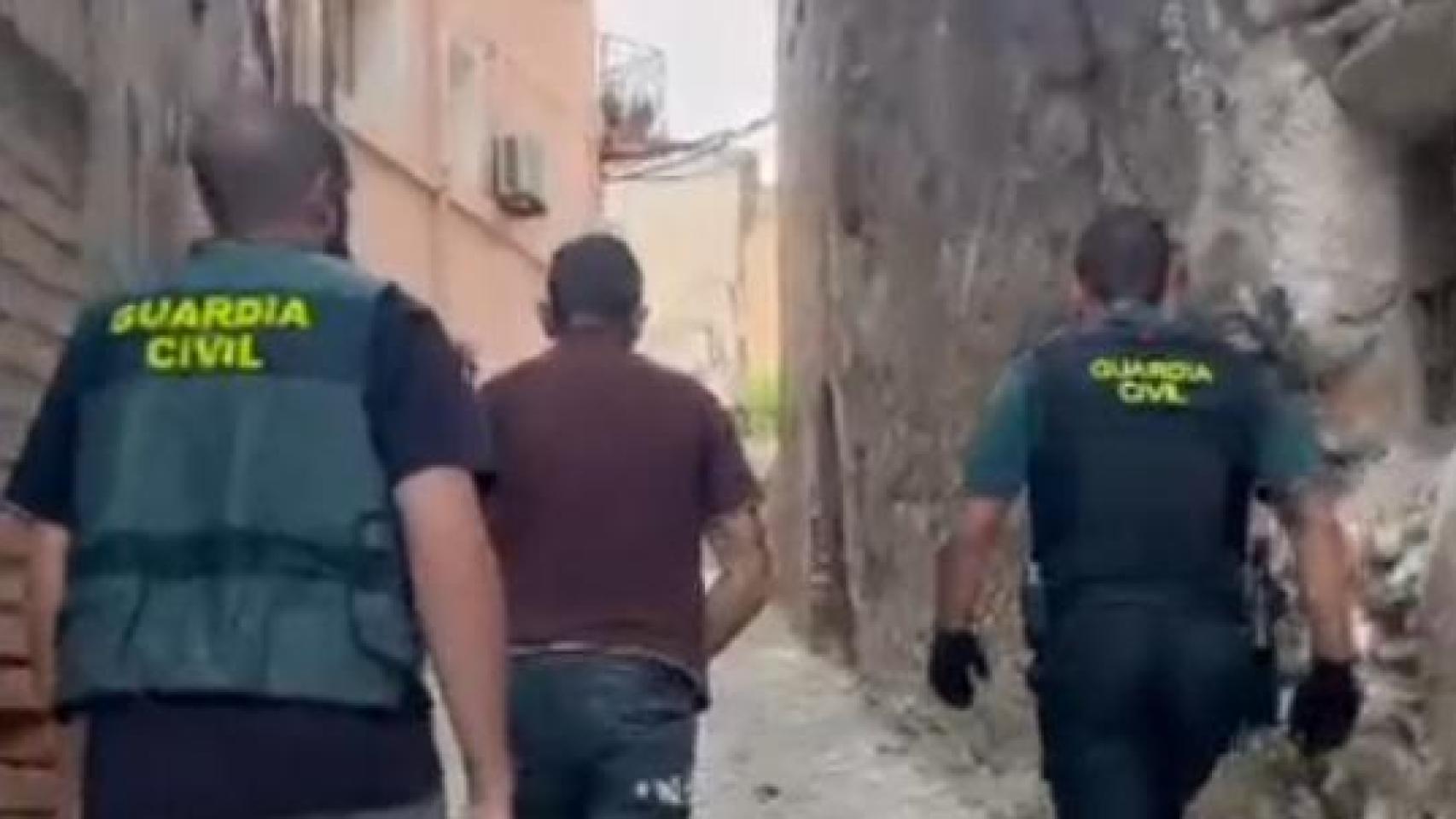 Momento de la detención de uno de los implicados 