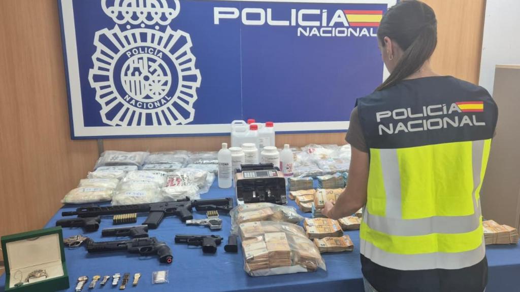 Droga, dinero y armas intervenidas en la operación.