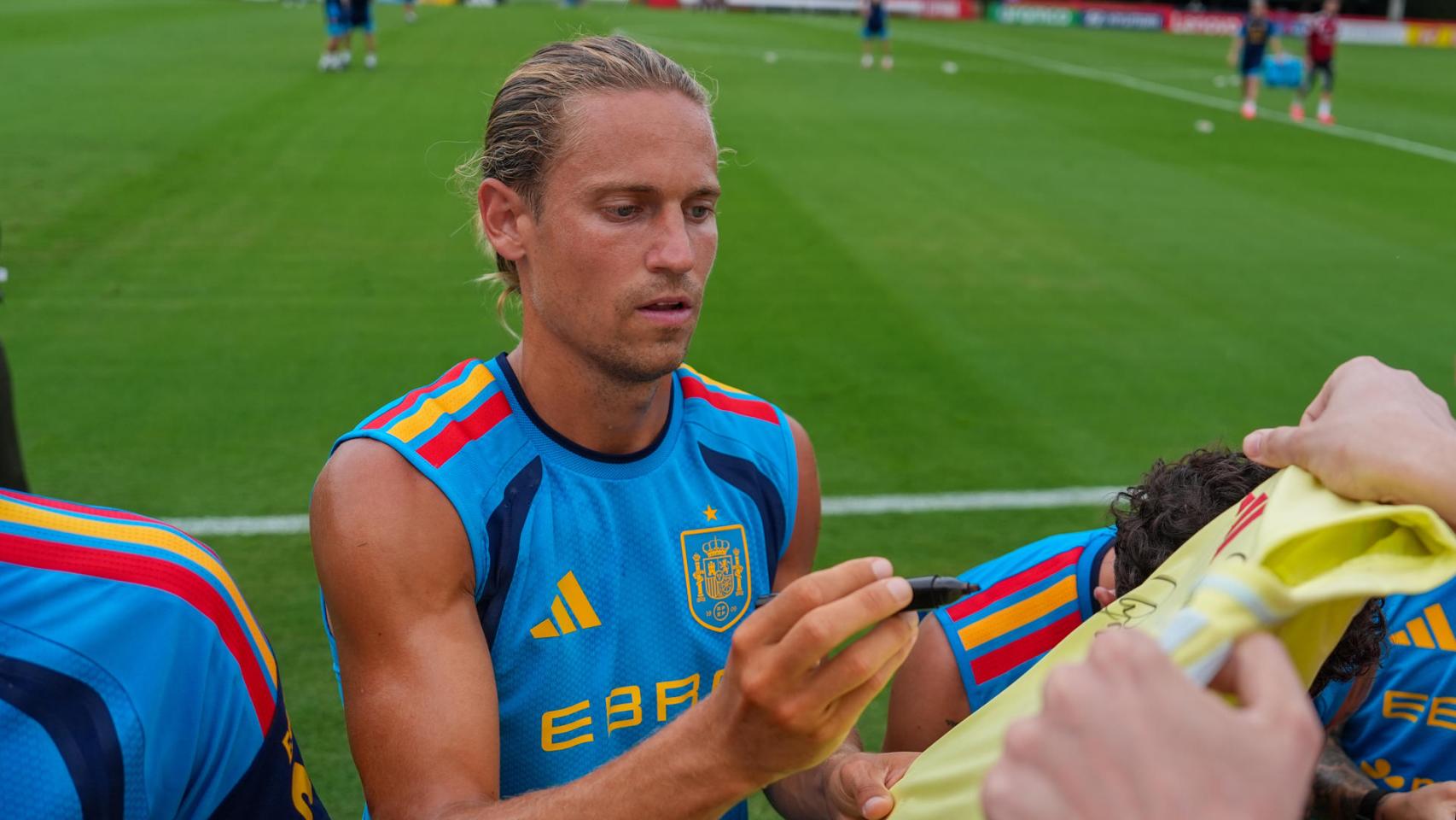 Marcos Llorente firmando autógrafos en la concentración de España en Chattanooga.