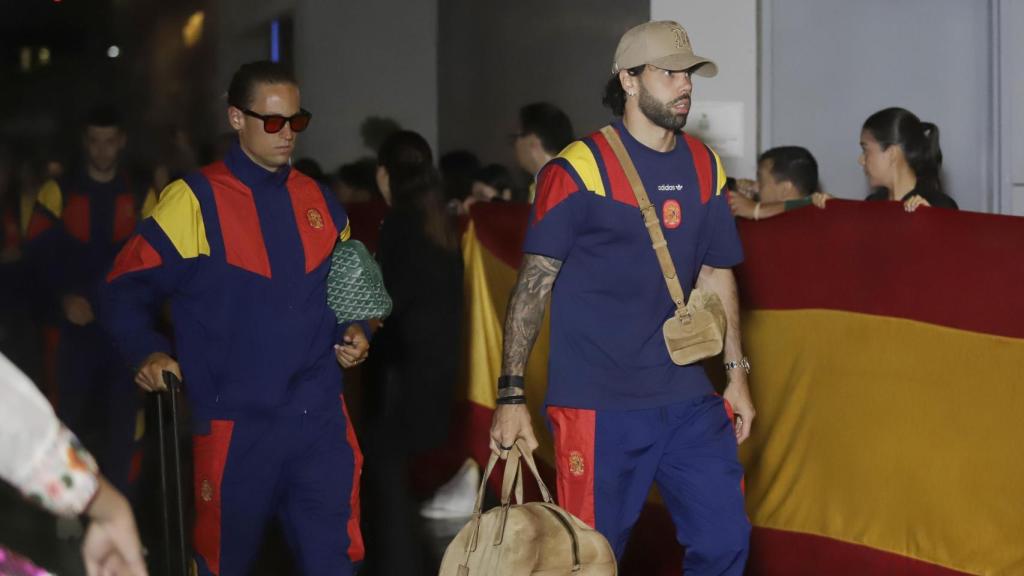 Marcos Llorente, detrás de David Raya, durante la concentración de la selección en el Mundial.