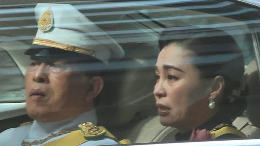 El rey Maha Vajiralongkorn (Rama X) de Tailandia y su cuarta esposa, la princesa Suthida, en el adiós a la princesa Bha.
