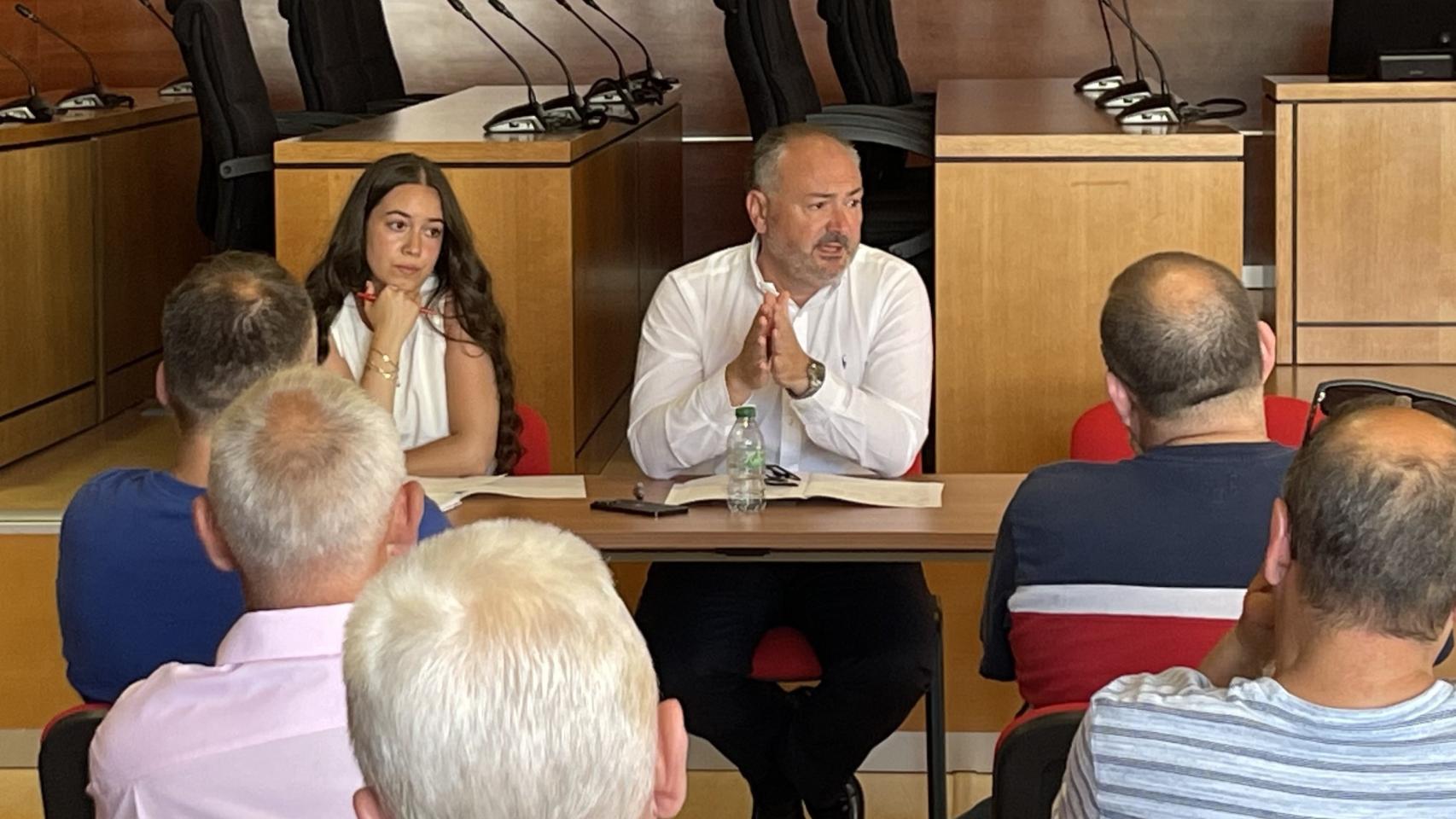 Reunión entre el alcalde de Culleredo y los profesionales del taxi