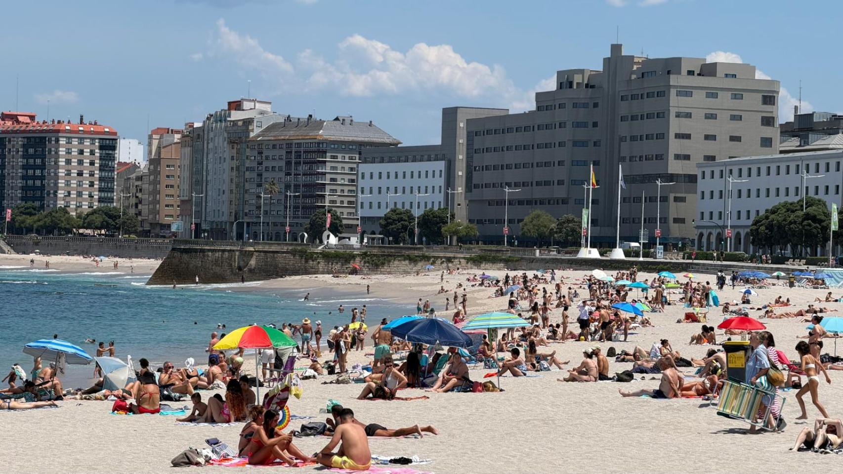 Las playas de A Coruña registran una elevada afluencia de bañistas