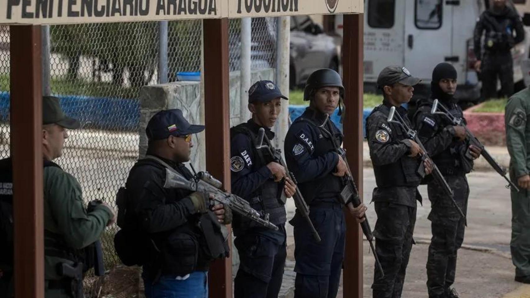 Fotografía de archivo donde se observan militares durante un operativo de seguridad en el centro penitenciario Tocorón (Venezuela).