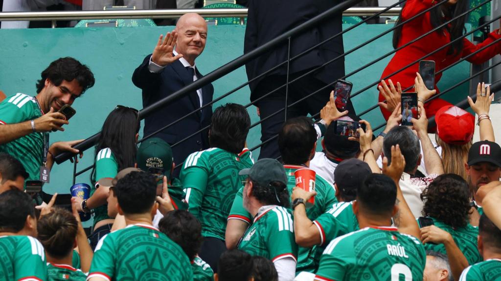 Gianni Infantino, frente a la afición mexicana durante el partido inaugural del Mundial.