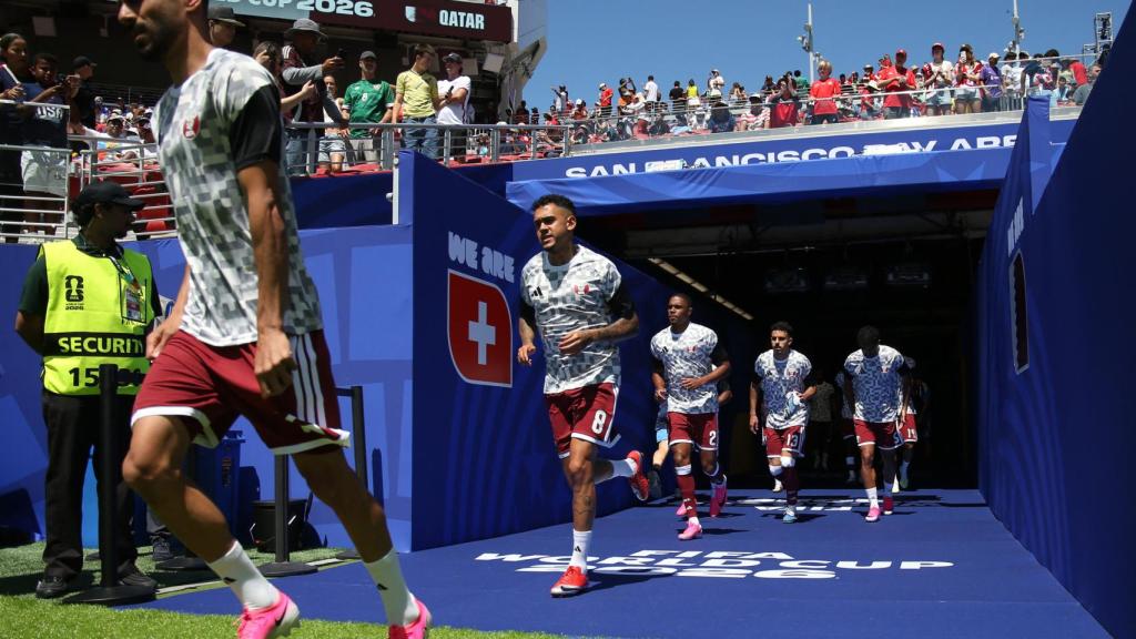 Los jugadores suizos saltan para calentar durante su primer partido de la Copa del Mundo.