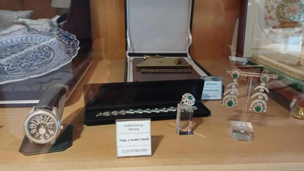 Las joyas que Miguel Sebastián recibió del rey Abdalá de Arabia Saudí, que hoy pueden contemplarse en el Ministerio.