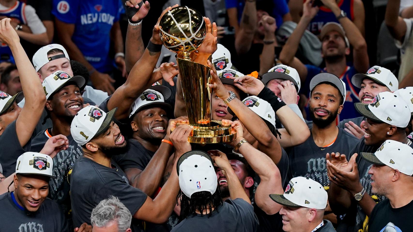Los jugadores de los Knicks celebran su título de la NBA.