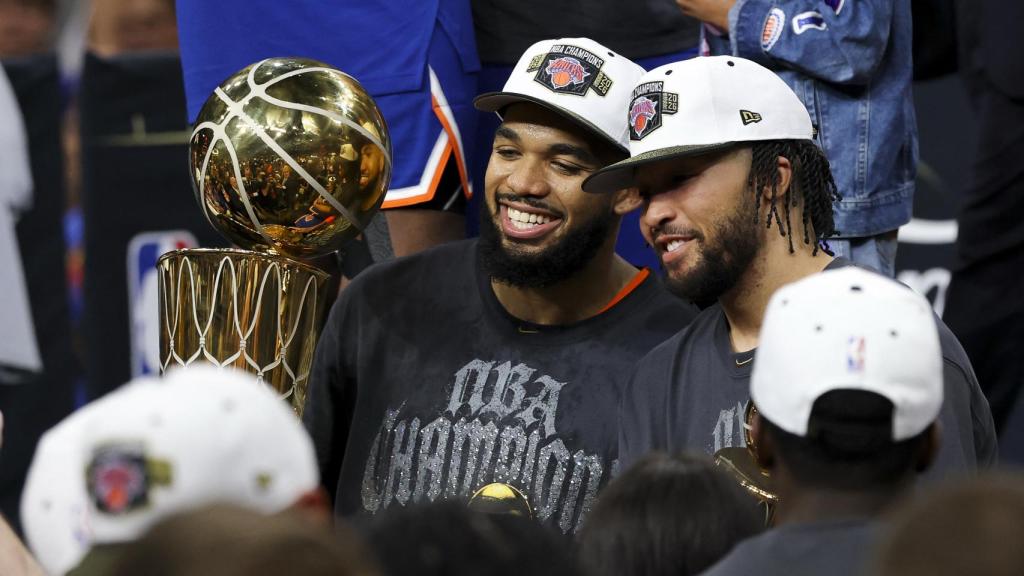 Karl-Anthony Towns y Jalen Brunson posan con el título de la NBA.
