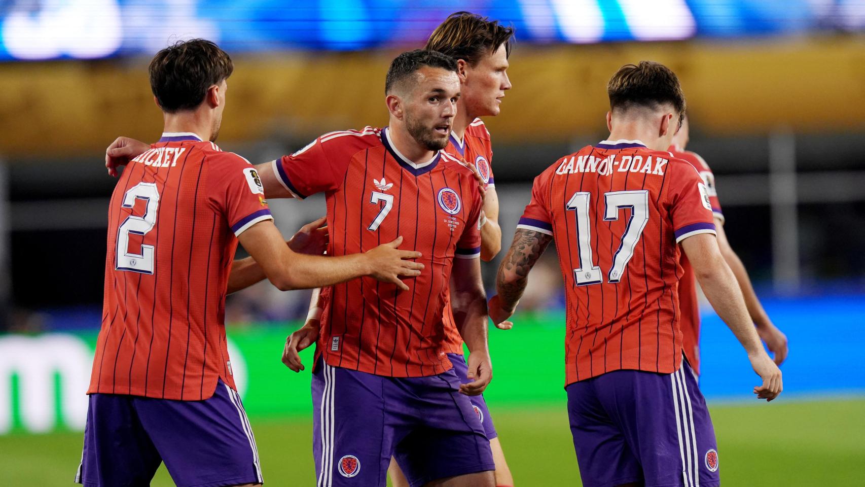 Los jugadores de Escocia celebran su gol contra Haití.