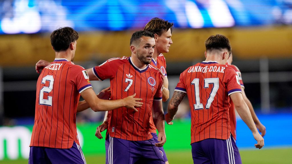Los jugadores de Escocia celebran su gol contra Haití.