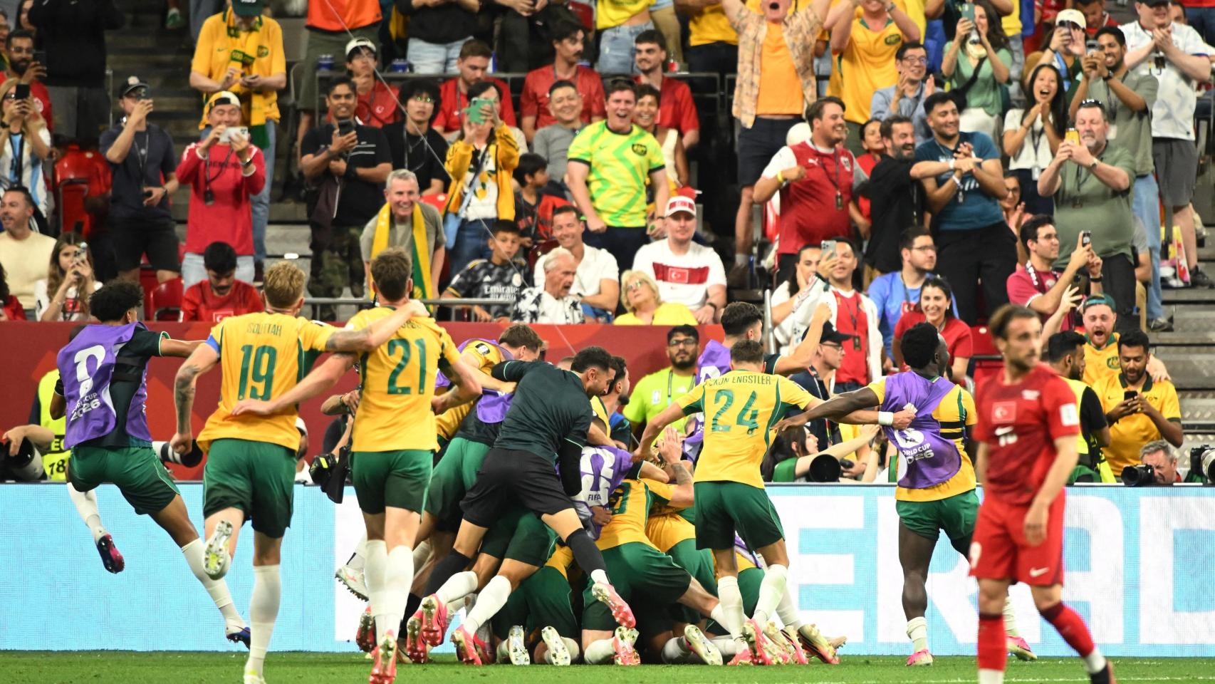 Los futbolistas de Australia celebran el 2-0 contra Turquía.