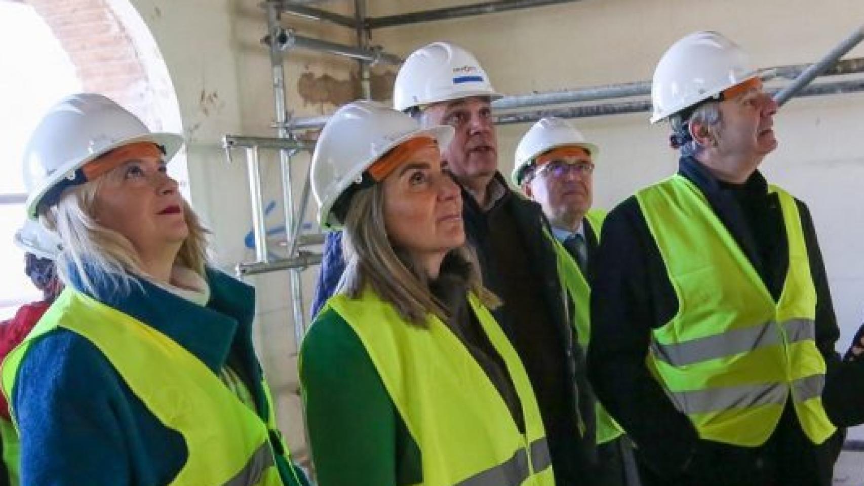 Leire Díez, a la izquierda, y Milagros Tolón, en el centro, visitando en febrero de 2023 las obras del Museo Postal de Toledo.