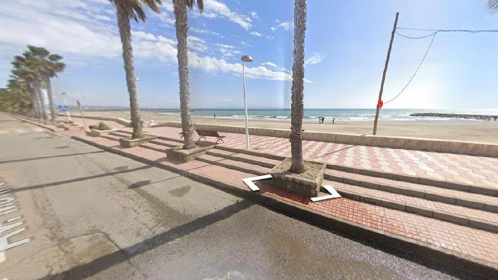 El suceso tuvo lugar ayer tarde en la playa de Costacabana, en Almería capital.