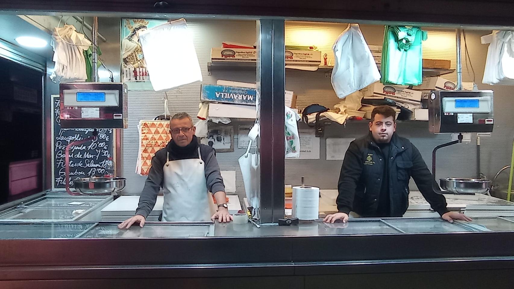 Los empleados de uno de los puestos del mercado de Atarazanas. 