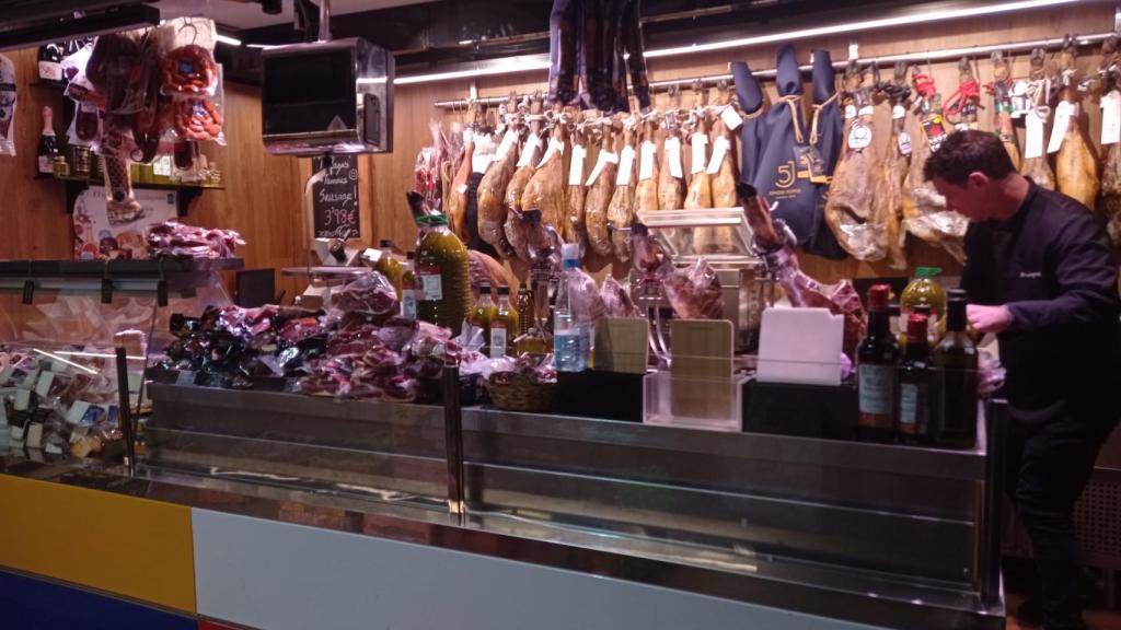 Un puesto de jamones en el mercado de Atarazanas.