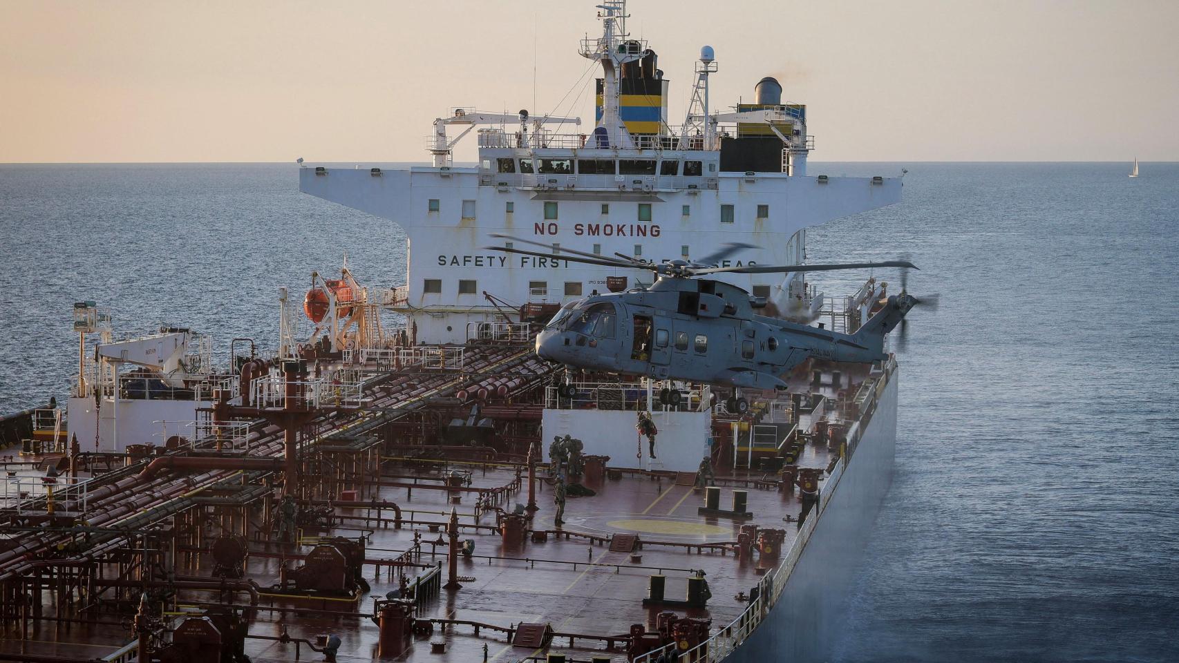 Imagen de archivo de un petrolero interceptado de la flota fantasma rusa en un puerto de Bélgica.